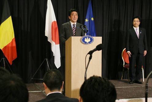 Photograph of the press conference (2)