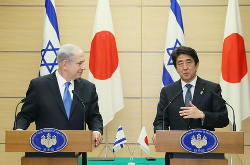 Photograph of the Japan-Israel joint press announcement (1)