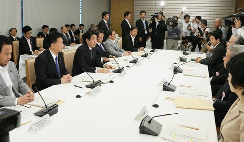 
Photograph of the Prime Minister delivering an address (2)