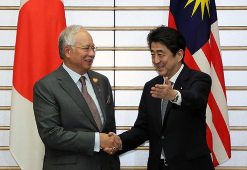 Photograph of Prime Minister Abe shaking hands with Dato' Sri Haji Mohd Najib bin Tun Haji Abdul Razak, Prime Minister and Minister of Finance of Malaysia