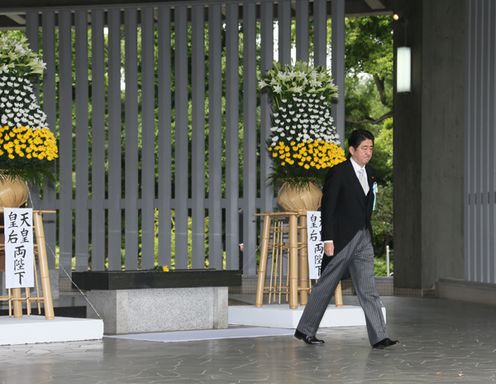 Photograph of the Prime Minister offering a flower (3)