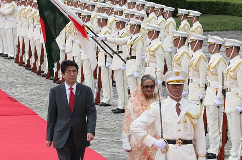 Photograph of the welcome ceremony for H.E. Sheikh Hasina, Prime Minister of the People's Republic of Bangladesh (4)