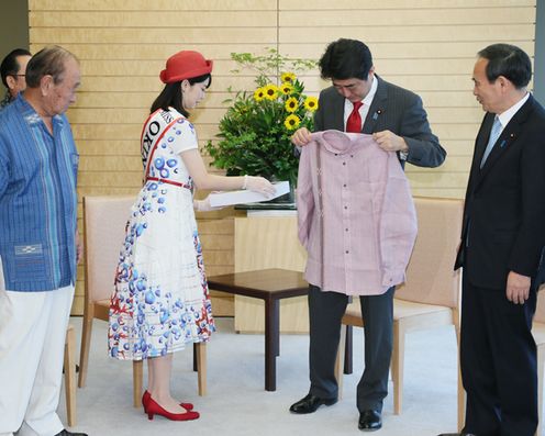 Photograph of the Prime Minister being presented with a kariyushi shirt (2)