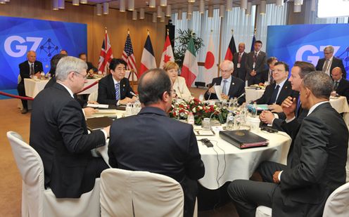 Photograph of the Prime Minister holding discussions during the session on “foreign policy issues” (1)
