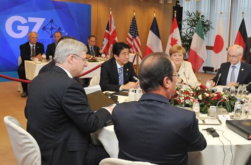 Photograph of the Prime Minister holding discussions during the session on “foreign policy issues” (2)