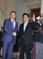 
Photograph of Prime Minister Abe shaking hands with the President of the Council of Ministers of Italy 