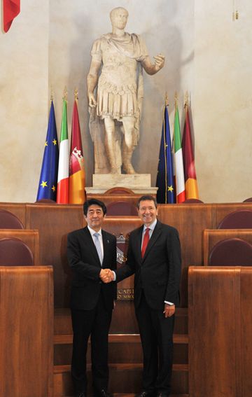 Photograph of the Prime Minister meeting with the Mayor of Rome