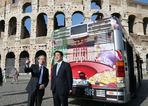 Photograph of the Prime Minister observing the Visit Japan campaign bus