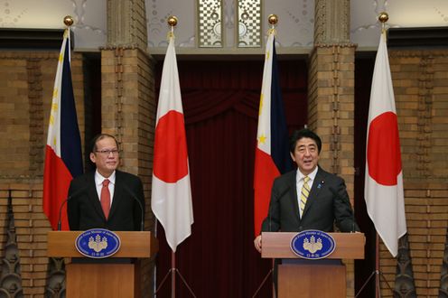 Photograph of the Japan-Philippines joint press announcement (1)