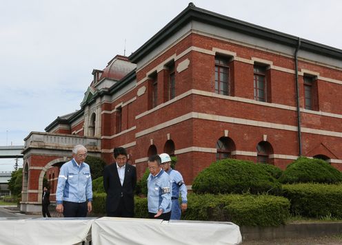 Photograph of the Prime Minister touring Yawata Steel Works (1)