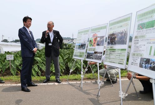 Photograph of the Prime Minister learning about  initiatives for regional revitalization through organic agriculture