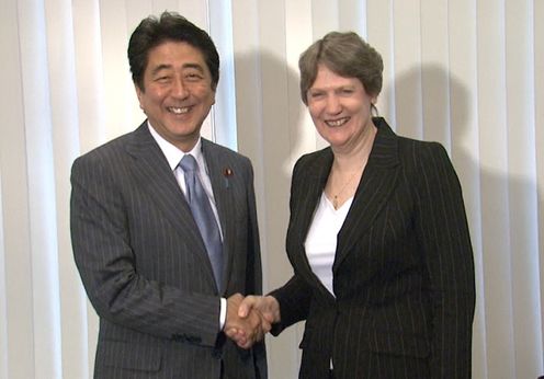 Photograph of Prime Minister Abe receiving a courtesy call from the UNDP Administrator