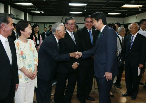 Photograph of the Prime Minister meeting with members of the Japan-Mexico Association (1)
