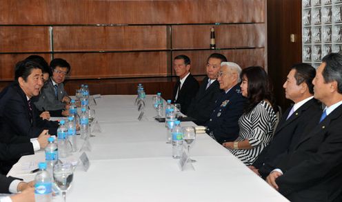Photograph of the Prime Minister conversing with Japanese-Brazilian National Congress members and government officials