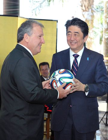Photograph of the Prime Minister attending the gathering for “gratitude for football” (1)