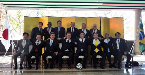 Photograph of the Prime Minister attending the gathering for “gratitude for football” (2)
