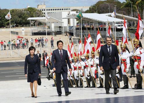 Photograph of Prime Minister and Mrs. Abe attending the welcome ceremony