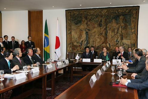Photograph of the Prime Minister exchanging views with members of the Japan-Brazil Wise Men Group