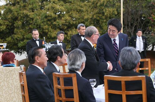 Photograph of the Prime Minister conversing with representatives of a delegation of Japanese-Brazilians (2)