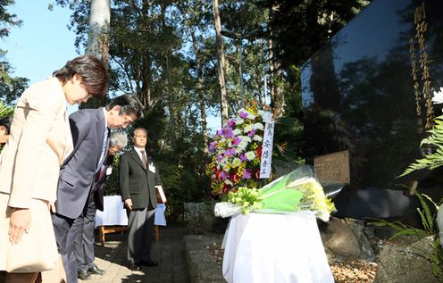 Photograph of the Prime Minister offering flowers at the Mausoleum of Pioneers of Japanese Immigration