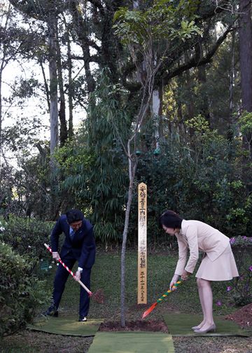 Photograph of the Prime Minister planting a commemorative tree at the Japanese Pavilion