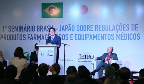 Photograph of the Prime Minister attending the Japan-Brazil symposium on regulations in the medical care sector