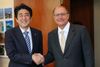 Photograph of Prime Minister Abe shaking hands with the Governor of Sao Paolo