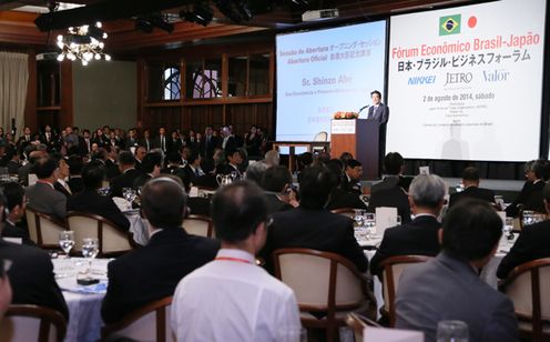 Photograph of the Prime Minister giving a speech at the Japan-Brazil Business Forum (Latin America and the Caribbean Business Seminar)  (2)