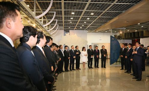 Photograph of the Prime Minster conversing with Japanese-Brazilians (1)