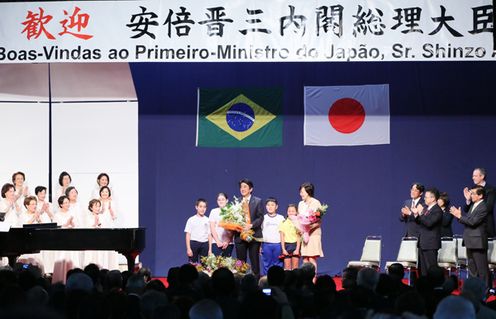 Photograph of the Prime Minister attending the welcome ceremony hosted by an organization of Japanese-Brazilians (1)