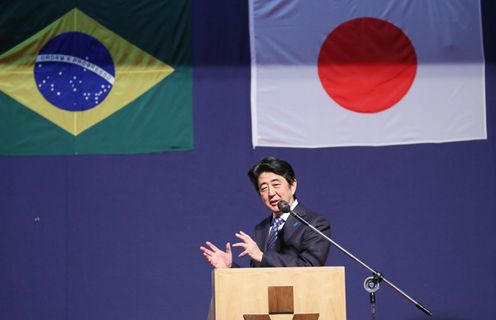Photograph of the Prime Minister attending the welcome ceremony hosted by an organization of Japanese-Brazilians (2)