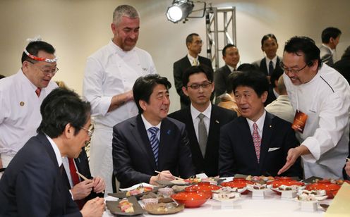 Photograph of the Prime Minister attending the Japanese cuisine seminar