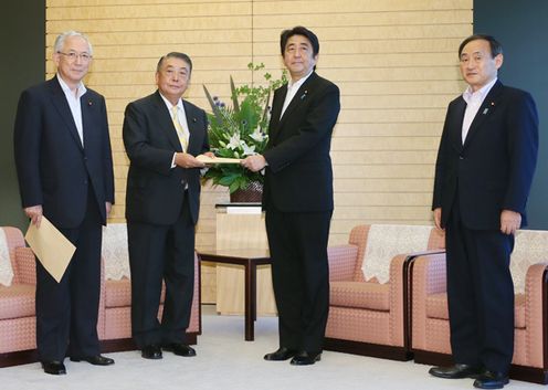 Photograph of the Prime Minister receiving the fourth proposal