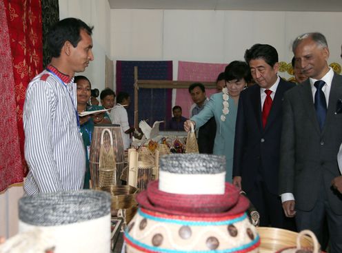 Photograph of the Prime Minister visiting the Faculty of Fine Arts of the University of Dhaka (2)