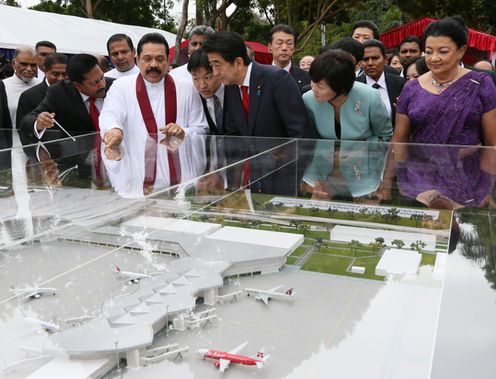 Photograph of the Prime Minister viewing a model of what the completed airport is expected to look like