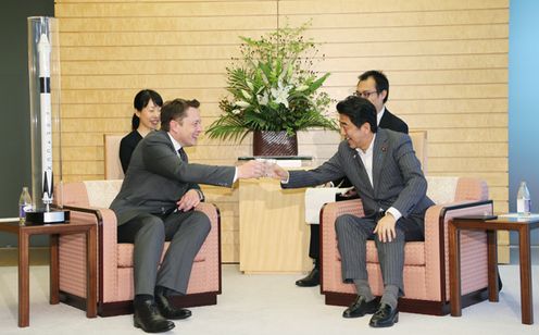 Photograph of Prime Minister Abe drinking mineral water with Mr. Musk, which was made in an area affected by the Great East Japan Earthquake