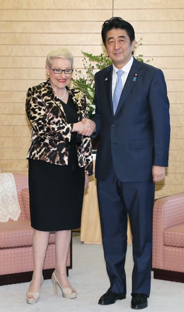 Photograph of Prime Minister Abe shaking hands with the Speaker of the House of Representatives of Australia
