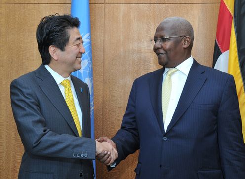 Photograph of Prime Minister Abe shaking hands with the President of the United Nations General Assembly