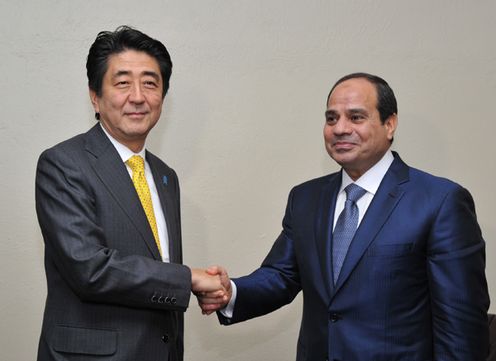 Photograph of Prime Minister Abe shaking hands with the President of Egypt