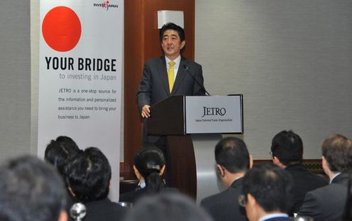 Photograph of the Prime Minister delivering an address at Invest Japan Seminar 2014