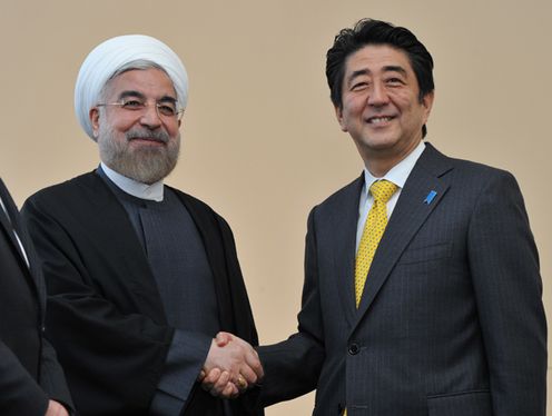 Photograph of Prime Minister Abe shaking hands with the President of Iran