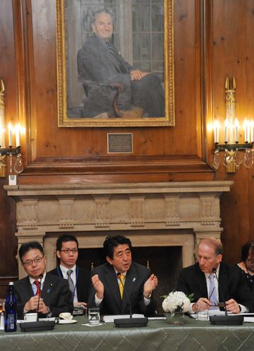 Photograph of the Prime Minister giving a speech at the meeting and luncheon of the Council on Foreign Relations (1)