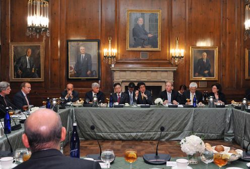 Photograph of the Prime Minister giving a speech at the meeting and luncheon of the Council on Foreign Relations  (2)