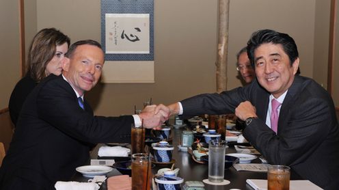 Photograph of Prime Minister Abe shaking hands with the Prime Minister of Australia