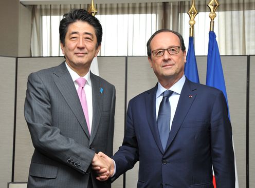 Photograph of Prime Minister Abe shaking hands with the President of France