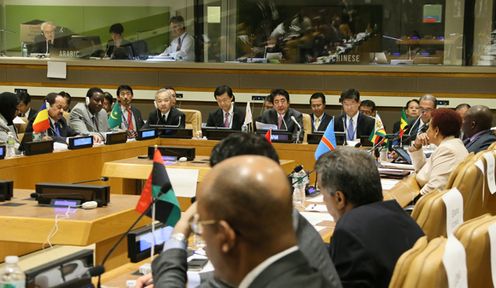 Photograph of the Prime Minister delivering an address to the Japan-Africa Regional Economic Communities  (RECs) Summit Roundtable (2)