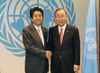 Photograph of Prime Minister Abe shaking hands with the UN Secretary-General (taken by the representative photographer)
