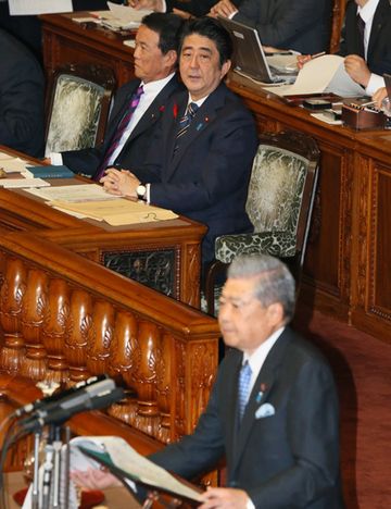 Photograph of the Prime Minister listening to questions at the plenary session of the House of Councillors