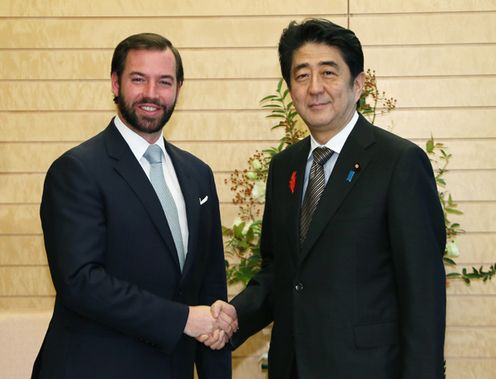 Photograph of Prime Minister Abe receiving the courtesy call (1)