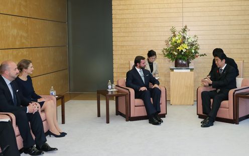 Photograph of Prime Minister Abe receiving the courtesy call (2)
